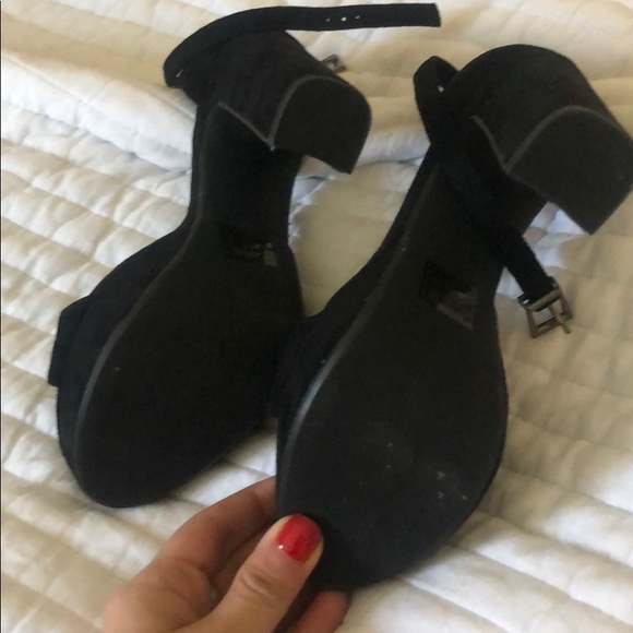 Black heels - Picture 3 of 3